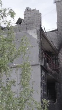 Bu dikey borsa videosu Ukrayna 'daki savaşın sonucunu gösteriyor. Borodyanka, Bucha bölgesindeki harap olmuş bir bina. Gri, renksiz, düz.