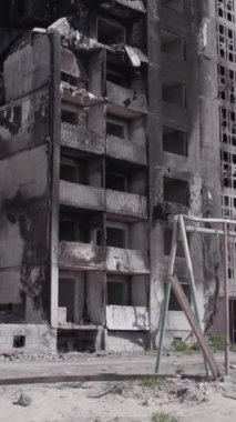 Bu dikey borsa videosu Ukrayna 'daki savaşın sonucunu gösteriyor. Borodyanka, Bucha bölgesindeki harap olmuş bir bina. Gri, renksiz, düz.