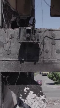Bu dikey borsa videosu Ukrayna 'daki savaşın sonucunu gösteriyor. Borodyanka, Bucha bölgesindeki harap olmuş bir bina. Gri, renksiz, düz.