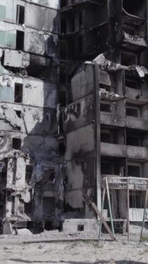 Bu dikey borsa videosu Ukrayna 'daki savaşın sonucunu gösteriyor. Borodyanka, Bucha bölgesindeki harap olmuş bir bina. Gri, renksiz, düz.