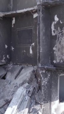 Bu dikey borsa videosu Ukrayna 'daki savaşın sonucunu gösteriyor. Borodyanka, Bucha bölgesindeki harap olmuş bir bina. Gri, renksiz, düz.
