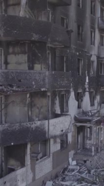 Bu dikey borsa videosu Ukrayna 'daki savaşın sonucunu gösteriyor. Borodyanka, Bucha bölgesindeki harap olmuş bir bina. Gri, renksiz, düz.