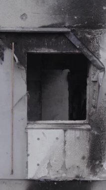 Bu dikey borsa videosu Ukrayna 'daki savaşın sonucunu gösteriyor. Borodyanka, Bucha bölgesindeki harap olmuş bir bina. Gri, renksiz, düz.