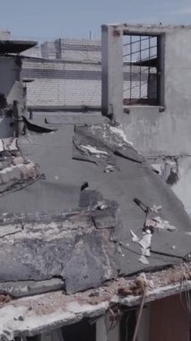 Bu dikey borsa videosu Ukrayna 'daki savaşın sonucunu gösteriyor. Borodyanka, Bucha bölgesindeki harap olmuş bir bina. Gri, renksiz, düz.