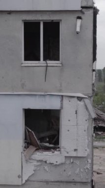Bu dikey borsa videosu Ukrayna 'daki savaşın sonucunu gösteriyor. Borodyanka, Bucha bölgesindeki harap olmuş bir bina. Gri, renksiz, düz.