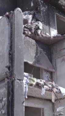 Bu dikey borsa videosu Ukrayna 'daki savaşın sonucunu gösteriyor. Borodyanka, Bucha bölgesindeki harap olmuş bir bina. Gri, renksiz, düz.