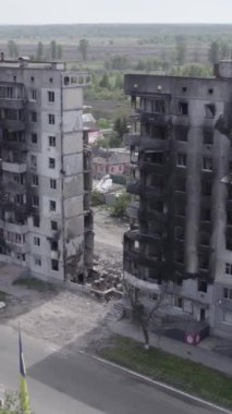 Bu dikey borsa videosu Ukrayna 'daki savaşın sonucunu gösteriyor. Borodyanka, Bucha bölgesindeki harap olmuş bir bina. Gri, renksiz, düz.