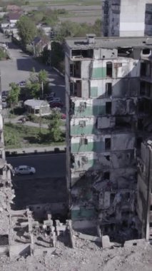 Bu dikey borsa videosu Ukrayna 'daki savaşın sonucunu gösteriyor. Borodyanka, Bucha bölgesindeki harap olmuş bir bina. Gri, renksiz, düz.