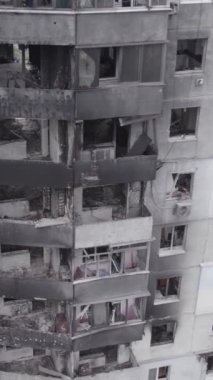Bu dikey borsa videosu Ukrayna 'daki savaşın sonucunu gösteriyor. Borodyanka, Bucha bölgesindeki harap olmuş bir bina. Gri, renksiz, düz.