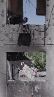 Bu dikey borsa videosu Ukrayna 'daki savaşın sonucunu gösteriyor. Borodyanka, Bucha bölgesindeki harap olmuş bir bina. Gri, renksiz, düz.