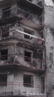 Bu dikey borsa videosu Ukrayna 'daki savaşın sonucunu gösteriyor. Borodyanka, Bucha bölgesindeki harap olmuş bir bina. Gri, renksiz, düz.
