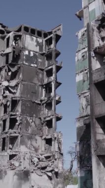 Bu dikey borsa videosu Ukrayna 'daki savaşın sonucunu gösteriyor. Borodyanka, Bucha bölgesindeki harap olmuş bir bina. Gri, renksiz, düz.