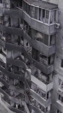 Bu dikey borsa videosu Ukrayna 'daki savaşın sonucunu gösteriyor. Borodyanka, Bucha bölgesindeki harap olmuş bir bina. Gri, renksiz, düz.