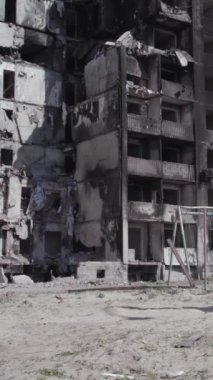 Bu dikey borsa videosu Ukrayna 'daki savaşın sonucunu gösteriyor. Borodyanka, Bucha bölgesindeki harap olmuş bir bina. Gri, renksiz, düz.