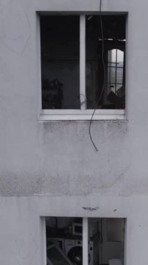 Bu dikey borsa videosu Ukrayna 'daki savaşın sonucunu gösteriyor. Borodyanka, Bucha bölgesindeki harap olmuş bir bina. Gri, renksiz, düz.