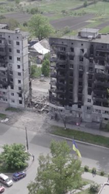 Bu dikey borsa videosu Ukrayna 'daki savaşın sonucunu gösteriyor. Borodyanka, Bucha bölgesindeki harap olmuş bir bina. Gri, renksiz, düz.
