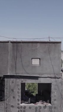 Bu dikey borsa videosu Ukrayna 'daki savaşın sonucunu gösteriyor. Borodyanka, Bucha bölgesindeki harap olmuş bir bina. Gri, renksiz, düz.