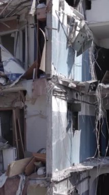 Bu dikey borsa videosu Ukrayna 'daki savaşın sonucunu gösteriyor. Borodyanka, Bucha bölgesindeki harap olmuş bir bina. Gri, renksiz, düz.