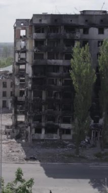 Bu dikey borsa videosu Ukrayna 'daki savaşın sonucunu gösteriyor. Borodyanka, Bucha bölgesindeki harap olmuş bir bina. Gri, renksiz, düz.