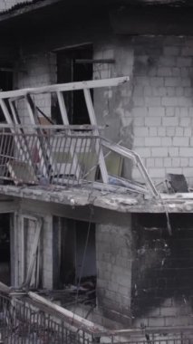 Bu dikey borsa videosu Ukrayna 'daki savaşın sonucunu gösteriyor. Borodyanka, Bucha bölgesindeki harap olmuş bir bina. Gri, renksiz, düz.