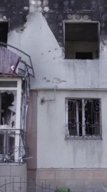 Bu dikey borsa videosu Ukrayna 'daki savaşın sonucunu gösteriyor. Borodyanka, Bucha bölgesindeki harap olmuş bir bina. Gri, renksiz, düz.