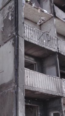 Bu dikey borsa videosu Ukrayna 'daki savaşın sonucunu gösteriyor. Borodyanka, Bucha bölgesindeki harap olmuş bir bina. Gri, renksiz, düz.