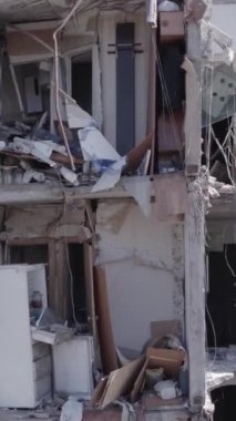 Bu dikey borsa videosu Ukrayna 'daki savaşın sonucunu gösteriyor. Borodyanka, Bucha bölgesindeki harap olmuş bir bina. Gri, renksiz, düz.