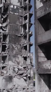 Bu dikey borsa videosu Ukrayna 'daki savaşın sonucunu gösteriyor. Borodyanka, Bucha bölgesindeki harap olmuş bir bina. Gri, renksiz, düz.