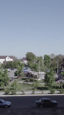 Bu dikey borsa videosu Ukrayna 'daki savaşın sonucunu gösteriyor. Borodyanka, Bucha bölgesindeki harap olmuş bir bina. Gri, renksiz, düz.