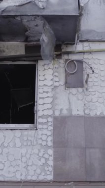 Bu dikey borsa videosu Ukrayna 'daki savaşın sonucunu gösteriyor. Borodyanka, Bucha bölgesindeki harap olmuş bir bina. Gri, renksiz, düz.