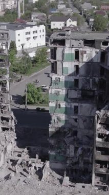 Bu dikey borsa videosu Ukrayna 'daki savaşın sonucunu gösteriyor. Borodyanka, Bucha bölgesindeki harap olmuş bir bina. Gri, renksiz, düz.