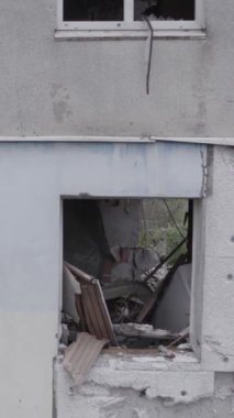 Bu dikey borsa videosu Ukrayna 'daki savaşın sonucunu gösteriyor. Borodyanka, Bucha bölgesindeki harap olmuş bir bina. Gri, renksiz, düz.