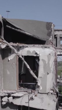 Bu dikey borsa videosu Ukrayna 'daki savaşın sonucunu gösteriyor. Borodyanka, Bucha bölgesindeki harap olmuş bir bina. Gri, renksiz, düz.