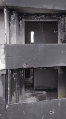 Bu dikey borsa videosu Ukrayna 'daki savaşın sonucunu gösteriyor. Borodyanka, Bucha bölgesindeki harap olmuş bir bina. Gri, renksiz, düz.