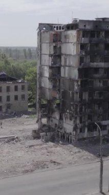 Bu dikey borsa videosu Ukrayna 'daki savaşın sonucunu gösteriyor. Borodyanka, Bucha bölgesindeki harap olmuş bir bina. Gri, renksiz, düz.