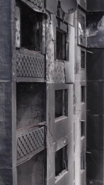 Bu dikey borsa videosu Ukrayna 'daki savaşın sonucunu gösteriyor. Borodyanka, Bucha bölgesindeki harap olmuş bir bina. Gri, renksiz, düz.