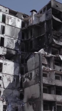 Bu dikey borsa videosu Ukrayna 'daki savaşın sonucunu gösteriyor. Borodyanka, Bucha bölgesindeki harap olmuş bir bina. Gri, renksiz, düz.