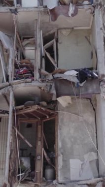 Bu dikey borsa videosu Ukrayna 'daki savaşın sonucunu gösteriyor. Borodyanka, Bucha bölgesindeki harap olmuş bir bina. Gri, renksiz, düz.