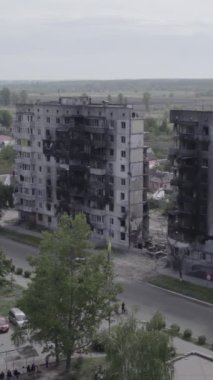 Bu dikey borsa videosu Ukrayna 'daki savaşın sonucunu gösteriyor. Borodyanka, Bucha bölgesindeki harap olmuş bir bina. Gri, renksiz, düz.