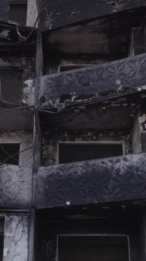 Bu dikey borsa videosu Ukrayna 'daki savaşın sonucunu gösteriyor. Borodyanka, Bucha bölgesindeki harap olmuş bir bina. Gri, renksiz, düz.