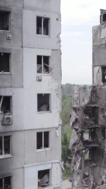 Bu dikey borsa videosu Ukrayna 'daki savaşın sonucunu gösteriyor. Borodyanka, Bucha bölgesindeki harap olmuş bir bina. Gri, renksiz, düz.