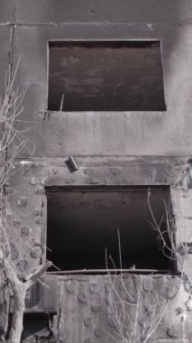 Bu dikey borsa videosu Ukrayna 'daki savaşın sonucunu gösteriyor. Borodyanka, Bucha bölgesindeki harap olmuş bir bina. Gri, renksiz, düz.