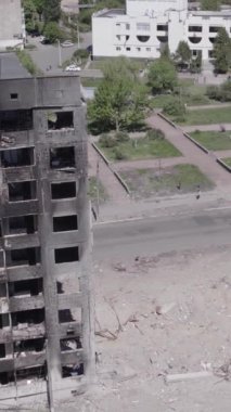 Bu dikey borsa videosu Ukrayna 'daki savaşın sonucunu gösteriyor. Borodyanka, Bucha bölgesindeki harap olmuş bir bina. Gri, renksiz, düz.