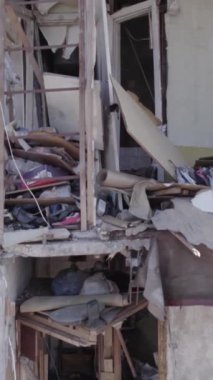 Bu dikey borsa videosu Ukrayna 'daki savaşın sonucunu gösteriyor. Borodyanka, Bucha bölgesindeki harap olmuş bir bina. Gri, renksiz, düz.