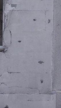 Bu dikey borsa videosu Ukrayna 'daki savaşın sonucunu gösteriyor. Borodyanka, Bucha bölgesindeki harap olmuş bir bina. Gri, renksiz, düz.