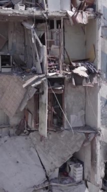 Bu dikey borsa videosu Ukrayna 'daki savaşın sonucunu gösteriyor. Borodyanka, Bucha bölgesindeki harap olmuş bir bina. Gri, renksiz, düz.