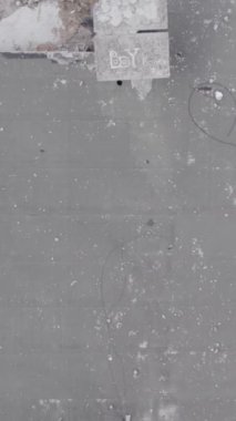 Bu dikey borsa videosu Ukrayna 'daki savaşın sonucunu gösteriyor. Borodyanka, Bucha bölgesindeki harap olmuş bir bina. Gri, renksiz, düz.