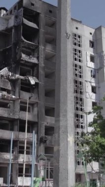 Bu dikey borsa videosu Ukrayna 'daki savaşın sonucunu gösteriyor. Borodyanka, Bucha bölgesindeki harap olmuş bir bina. Gri, renksiz, düz.