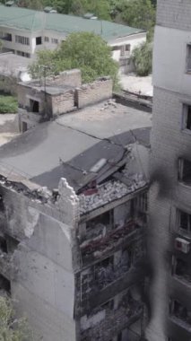 Bu dikey borsa videosu Ukrayna 'daki savaşın sonucunu gösteriyor. Borodyanka, Bucha bölgesindeki harap olmuş bir bina. Gri, renksiz, düz.