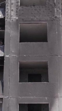 Bu dikey borsa videosu Ukrayna 'daki savaşın sonucunu gösteriyor. Borodyanka, Bucha bölgesindeki harap olmuş bir bina. Gri, renksiz, düz.